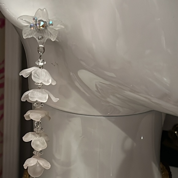Vintage White Flower & Crystal Earrings-Boutique - Picture 6 of 6